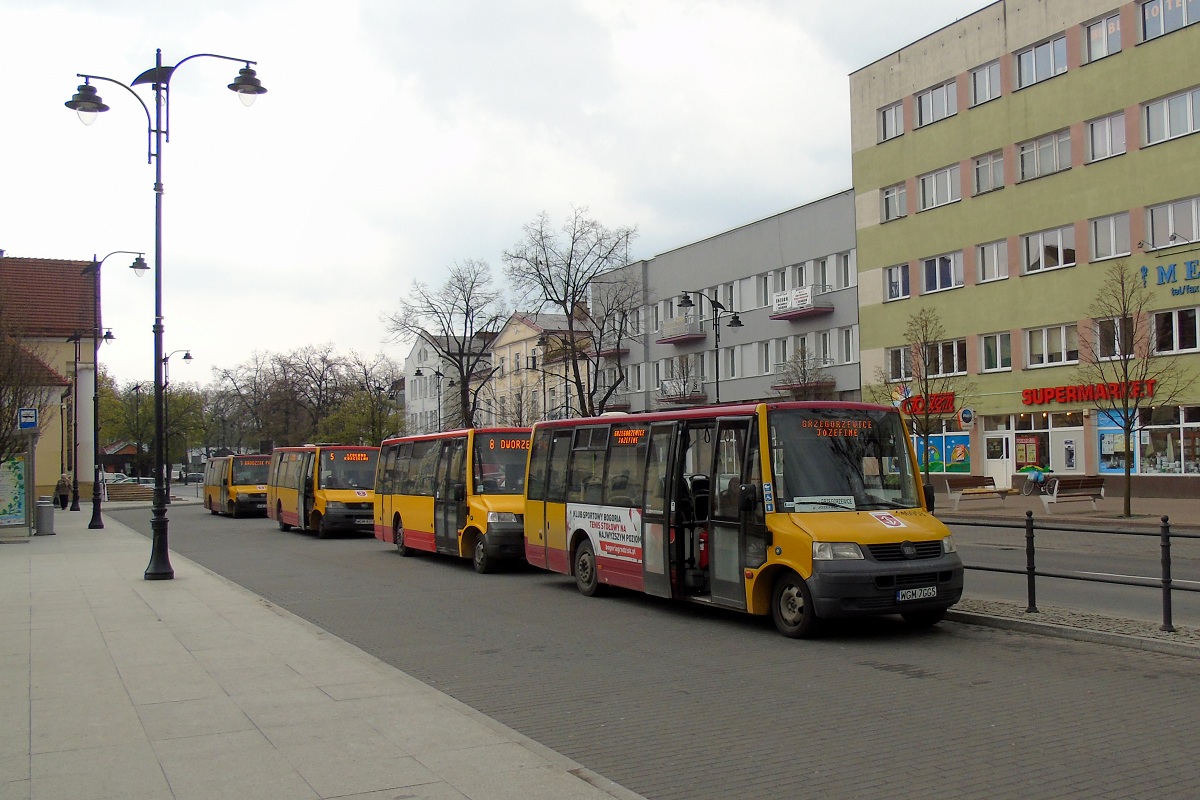 40053
ProCity #40053 zakoĹczyĹo obsĹugÄ kursu "136" linii podmiejskiej w relacji Grzegorzewice (12:20)-Grodzisk Maz. Dw. PKP (13:00). NastÄpnie pojedzie w obsĹudze kursu "133" linii podmiejskiej w relacji Grodzisk Maz. Dw. PKP (13:20)-Grzegorzewice (14:00). ProCity #30005 zakoĹczyĹo obsĹugÄ kursu linii numer 8 w relacji MakĂłwka (12:20)-Grodzisk Maz. Dw. PKP (13:00). NastÄpnie pojedzie w obsĹudze kursu "5279" linii numer 8 w relacji Grodzisk Maz. Dw. PKP (13:30)-MakĂłwka (13:59). ProCity #50013 przyjechaĹo z bazy PKS by obsĹuĹźyÄ kurs "5846" linii numer 5 w relacji Grodzisk Maz. Dw. PKP (13:07)-Izdebno PÄtla (13:48). ProCity #50006 z kolei zakoĹczyĹo obsĹugÄ kursu "5551" linii numer 3 w relacji KĹudzienko PÄtla (12:30)-Grodzisk Maz. Dw. PKP (12:54). NastÄpnie pojedzie w obsĹudze kursu "5553" linii numer 3 w relacji Grodzisk Maz. Dw. PKP (13:30)-Adamowizna PÄtla (13:46). 
W owym czasie, na zdjÄciu widoczne jest 100 % autobusĂłw VDL ProCity uĹźywanych w KM Grodzisk. W chwili obecnej raczej ciÄĹźko bÄdzie trafiÄ wszystkie ProCity sĹuĹźÄce w grodziskiej komunikacji miejskiej w tym miejscu jednoczeĹnie, z racji tego iĹź ich ilostan powiÄkszyĹ siÄ do 8 sztuk (30004, 30015, 30023, 30024, 50007, 50013, 70018, 70019). 
