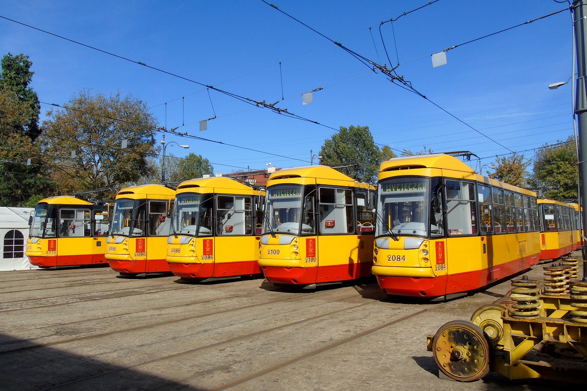 2084+2085
Od prawej widoczne sÄ Delfiny z numerami: 2084+2085, 2100+2101, 2086+2087, 2096+2097 i 2132+2133. 
Słowa kluczowe: DTP2016