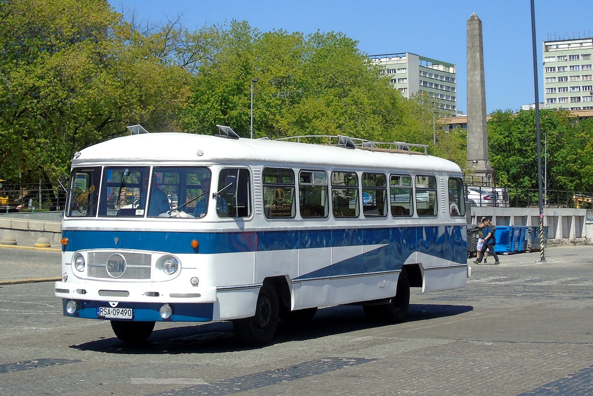 RSA 09490
San wjeĹźdĹźa na Plac Defilad gdzie bÄdzie wystawiony z okazji MiÄdzynarodowego Zlotu Zabytkowych AutobusĂłw. 
Słowa kluczowe: NM2017
