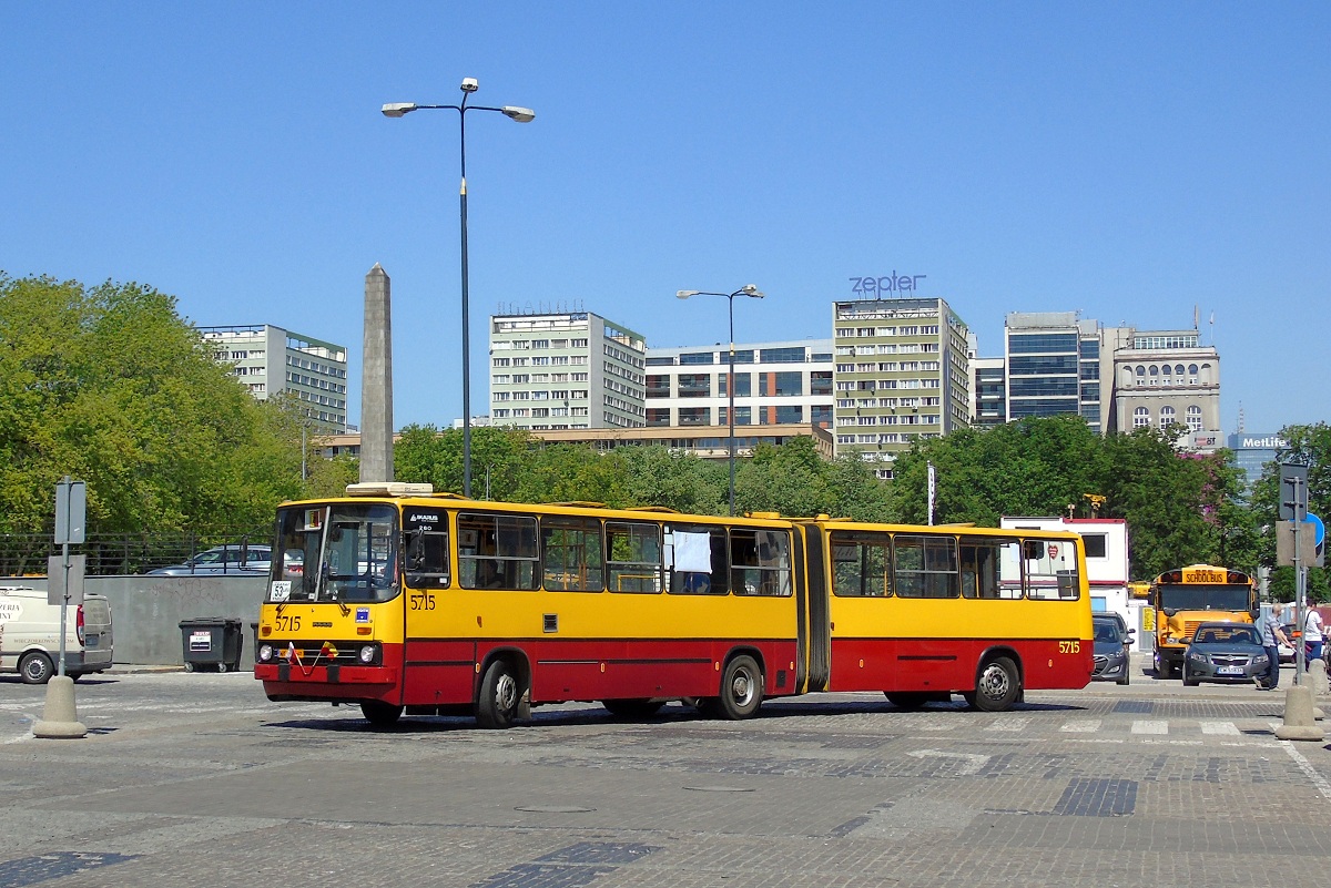 5715
Ikarus wjeĹźdĹźa na Plac Defilad gdzie bÄdzie wystawiony z okazji MiÄdzynarodowego Zlotu Zabytkowych AutobusĂłw. 
Słowa kluczowe: NM2017 IK280