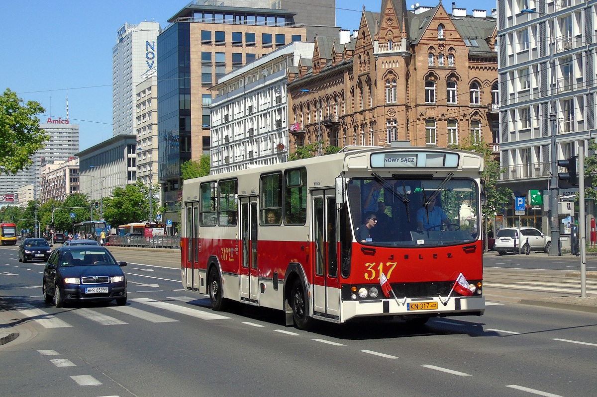 317
Mig jedzie w paradzie autobusĂłw po ulicach Warszawy w ramach MiÄdzynarodowego Zlotu Zabytkowych AutobusĂłw 2017. 
Słowa kluczowe: NM2017 M11