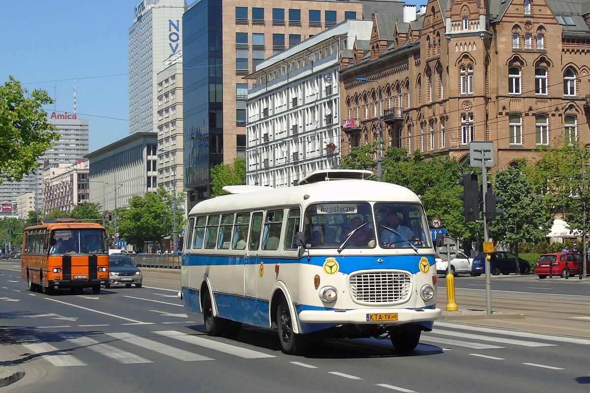 KTA 1V
OgĂłrek jedzie w paradzie autobusĂłw po ulicach Warszawy w ramach MiÄdzynarodowego Zlotu Zabytkowych AutobusĂłw 2017. Za nim w paradzie bierze udziaĹ Autosan H9-21 #PWL 62FS
Słowa kluczowe: NM2017 J043 Parada