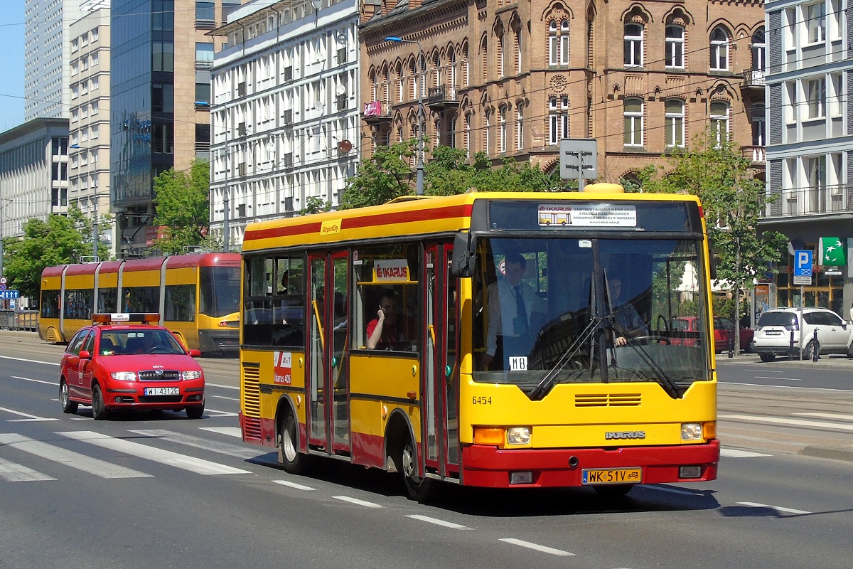 6454
Ikarus jedzie w paradzie autobusĂłw po ulicach Warszawy w ramach MiÄdzynarodowego Zlotu Zabytkowych AutobusĂłw 2017.  
Słowa kluczowe: NM2017 IK405