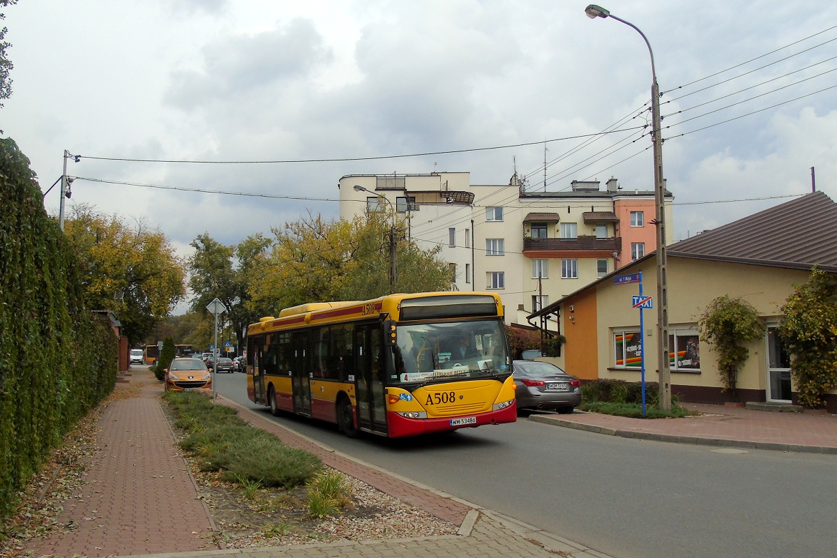 70208 (A508) 
Scania skrÄca w ul. KowalskÄ jadÄc w obsĹudze kursu linii numer 4 w relacji Radonie PÄtla (14:15)-BoĹźa Wola (15:06). 
ByĹ to pierwszy planowy dzieĹ Scanii w obsĹudze grodziskiej komunikacji miejskiej (nie liczÄc kilkunastodniowej delegacji A503 w 2013 r. gdy PKS rozpoczÄĹ w Grodzisku nowy kontrakt, zaĹ planowe SAM-y nie zdÄĹźyĹy jeszcze przyjechaÄ od producenta). Od tego czasu jeĹźdĹźÄ niemal nieprzerwanie (jedynie okresem gdy nie jeĹşdziĹy byĹ lipiec-wrzesieĹ 2017 r. kiedy to sprzedano starsze Scanie, zaĹ nowe jeĹşdziĹy wyĹÄcznie w sieci ZTM Warszawa) obecnie stanowiÄc trzon grodziskiej komunikacji. 
