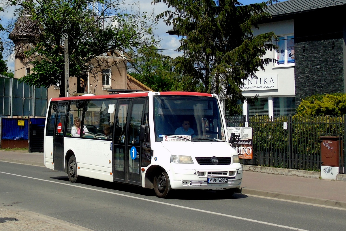 70014
ProCity jedzie w obsĹudze kursu "5148" linii numer 2 w relacji Grodzisk Maz. Dw. PKP (14:10)-SiestrzeĹ (14:40). W 2017 r. PKS Grodzisk zakupiĹ od Warbusa 6 VDL ProCity. PoczÄtkowo wozy jeĹşdziĹy w swoim poprzednim wcieleniu tj. barwach Obornik Wielkopolskich. Z czasem przemalowano je (poza klementowickim 70011 ktĂłry nadal ma barwy Obornik) na barwy "warszawskie". W bieĹźÄcym roku PKS dokupiĹ siĂłdme ProCity od Warbusa (takĹźe pochodzÄce z Obornik) ktĂłre od razu trafiĹo do Grodziska z przeznaczeniem sĹuĹźenia......... jako magazyn czÄĹci zamiennych dla innych ProCity. 
Słowa kluczowe: DziwadĹo