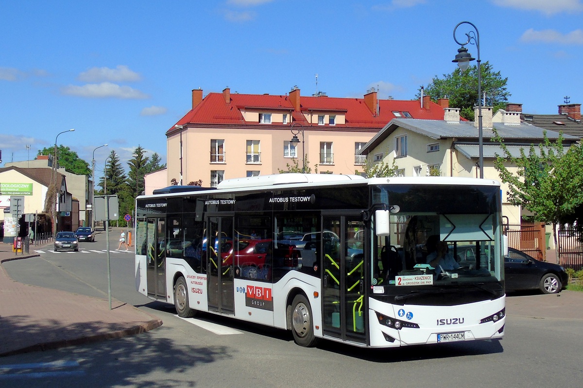 41121
21.06.2017. Grodzisk Mazowiecki, ul. Zondka. Isuzu  jedzie w obsĹudze opĂłĹşnionego o ok. 20 minut kursu "5112" linii numer 2 w relacji MakĂłwka (8:55)-SiestrzeĹ (9:40).  Na przeĹomie czerwca i lipca 2017 r. PKS Grodzisk testowaĹ takiego o to Isuzu. Testy musiaĹy wypaĹÄ pomyĹlnie gdyĹź PKS pĂłĹşniej zaoferowaĹ je w przetargu ZTM Warszawa na obsĹugÄ linii 743. Wskutek przekroczenia budĹźetu przez PKS (a byĹa to jedyna oferta w owym przetargu) zostaĹ on uniewaĹźniony i do tej pory nie zostaĹ powtĂłrzony, zaĹ obsĹugÄ linii powierzono ajentom obsĹugujÄce pozostaĹe linie w sieci ZTM Warszawa. 
