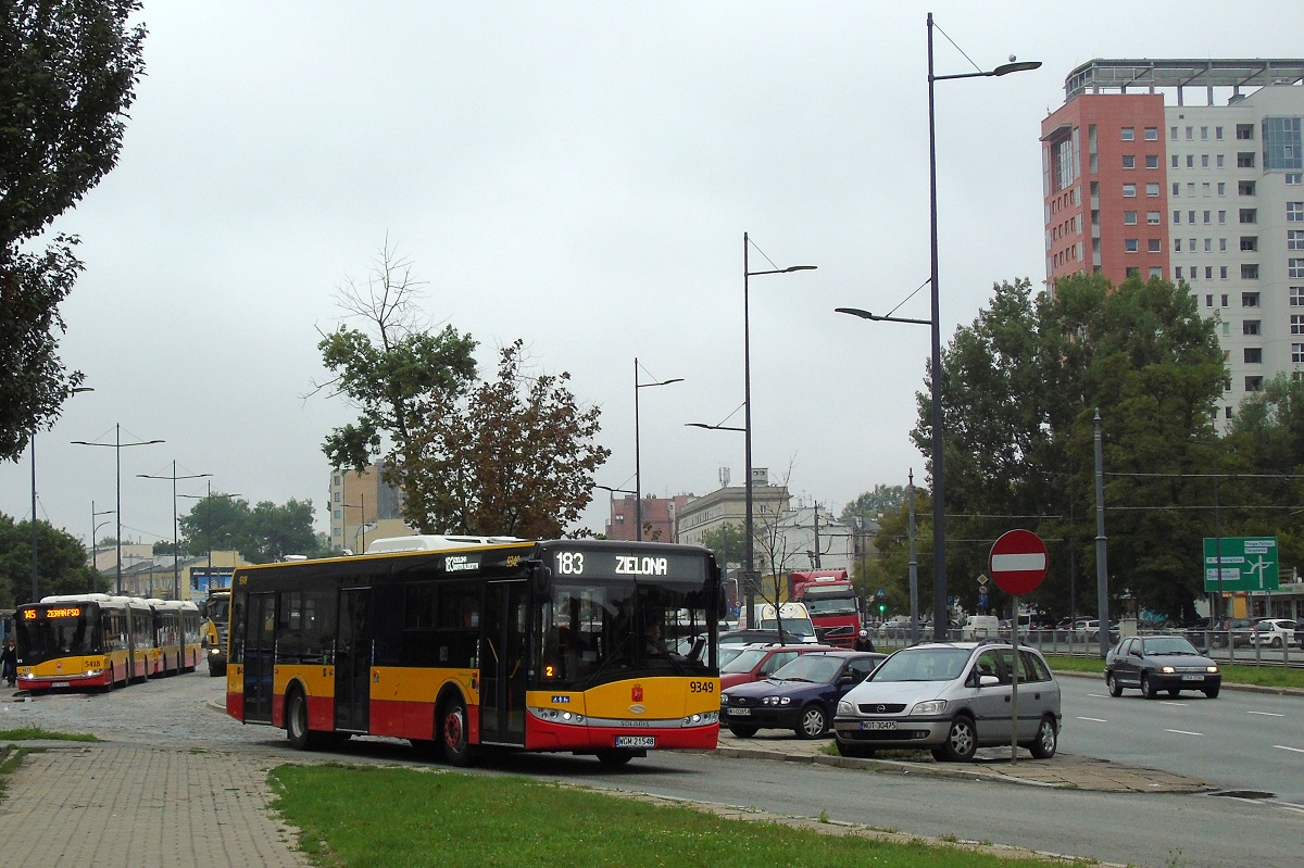 9349
Solaris wyjeĹźdĹźa z pÄtli jadÄc w obsĹudze kursu linii numer 183 w relacji Wiatraczna (9:40)-Zielona (10:05). W tle widoczny jest Solaris Urbino 18 #5418 ktĂłry zakoĹczyĹ obsĹugÄ kursu linii numer 145 w relacji ĹťeraĹ FSO (8:32)-Wiatraczna (9:24). NastÄpnie pojedzie w obsĹudze kursu linii numer 145 w relacji Wiatraczna (9:42)-ĹťeraĹ FSO (10:32). 
