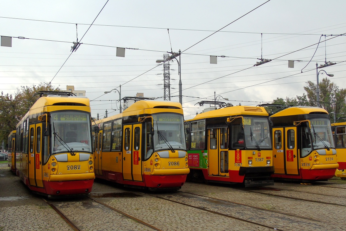 2082+2083
Delfiny #2082+2083, #2086+2087, #2134+2135 i StopiÄtki #1387+1383 stojÄ na terenie zajezdni. 
Słowa kluczowe: DTP2017