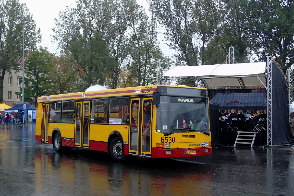 6550
Ikarus stoi wystawiony na terenie zajezdni z okazji XVI Dni Transportu Publicznego. 
Słowa kluczowe: DTP2017 IK411