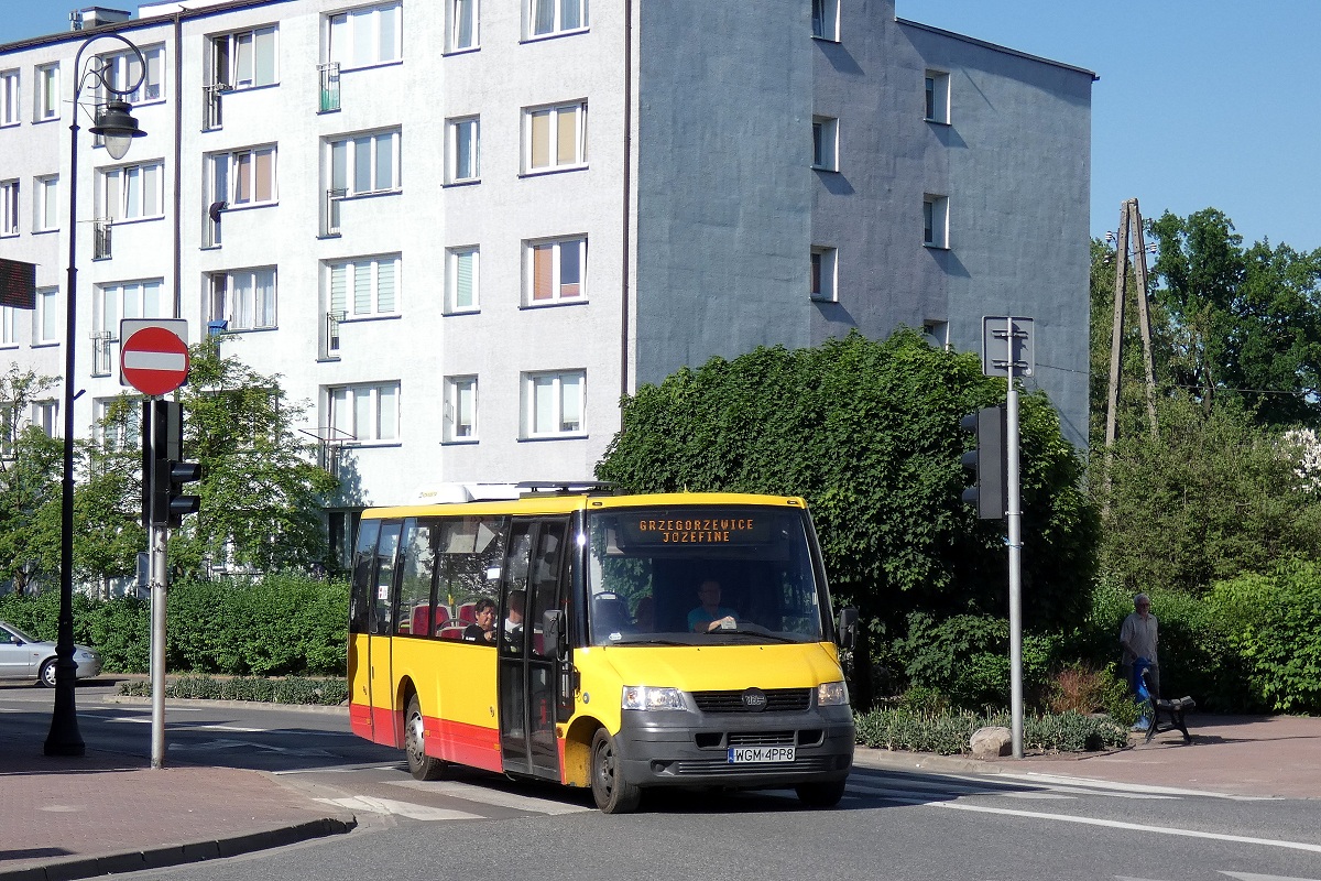 50022
ProCity jedzie w obsĹudze kursu "139" linii podmiejskiej w relacji Grodzisk Maz. Dw. PKP (16:20)-Grzegorzewice (17:00). PKS Grodzisk przed startem przetargĂłw na L-ki w sieci ZTM Warszawa na rok 2018 r., rozpoczÄĹ przygotowania w kwestii przyszĹych wozĂłw na te linie - kilka ProCity przemalowano w najnowszy schemat obowiÄzujÄcy dla autobusĂłw jeĹźdĹźÄcych w sieci ZTM, tapicerkÄ wymieniono na typowo "warszawskÄ", zamontowano klimatyzacjÄ. Wszystko to jednak poszĹo teoretycznie (bo praktycznie zwiÄkszyĹo ciut komfort na innych liniach obsĹugiwanych przez PKS Grodzisk) na marne gdyĹź w 2018 r. warszawski ZTM odmieniĹ wymagania na linie L - autobusy majÄ byÄ wyprodukowane najpĂłĹşniej w 2009 r. (ProCity sÄ z 2007 r.) i majÄ byÄ pomalowane na niebiesko. 
