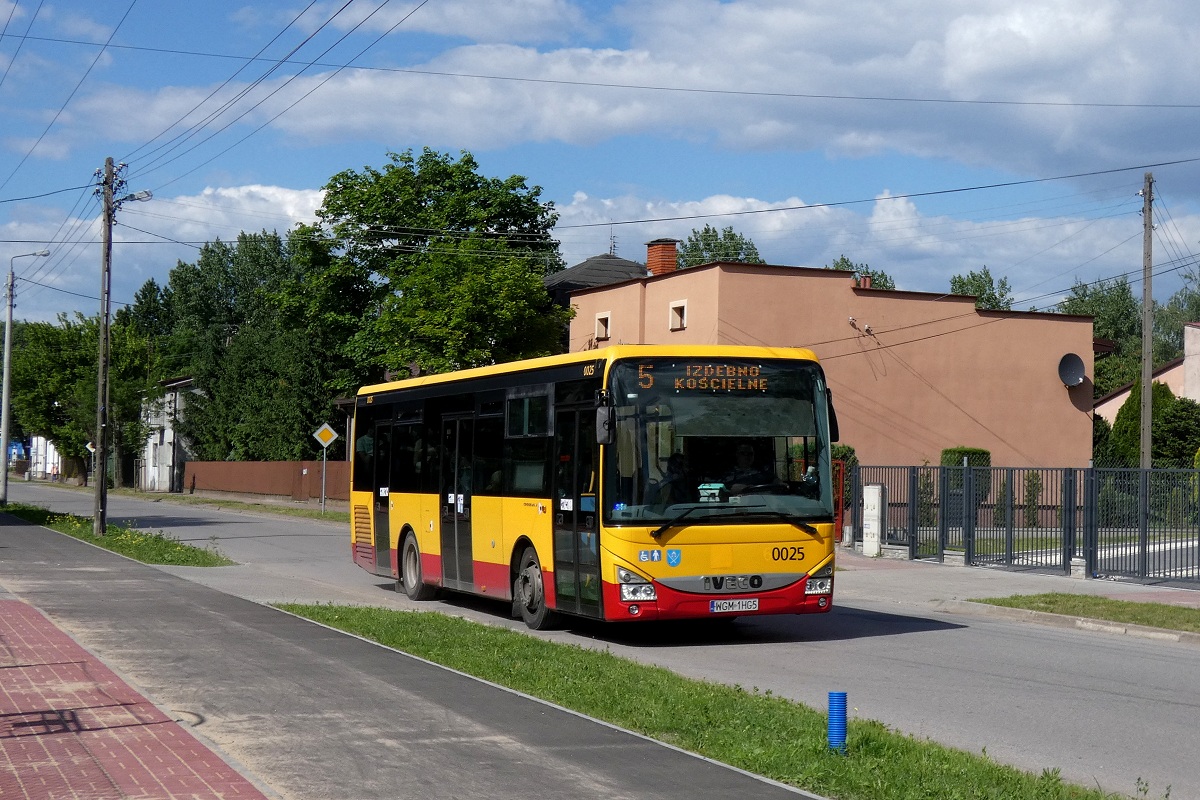 50002 
Crossway (ex. 60025) jedzie w obsĹudze kursu "5850" linii numer 5 w relacji Grodzisk Maz. Dw. PKP (15:31)-Izdebno PÄtla (16:12). 
