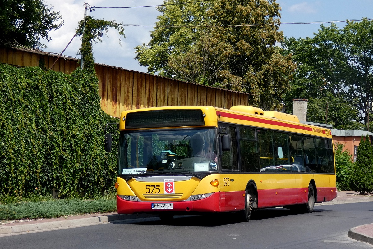 80275
Scania (ex. A575) jedzie w obsĹudze kursu "133" linii podmiejskiej w relacji Grodzisk Maz. Dw. PKP (13:20)-Grzegorzewice (14:00). Nadliczbowa obecnie liczba Scanii powoduje, Ĺźe zdarza siÄ je takĹźe spotkaÄ na wewnÄtrznych (podmiejskich) liniach PKS Grodzisk. 
Słowa kluczowe: DziwadĹo