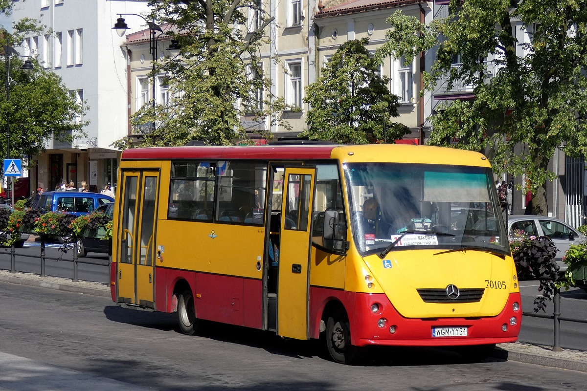 70105
Solina stoi na pÄtli przy dworcu PKP, gdzie zakoĹczyĹa obsĹugÄ kursu "5585" linii numer 10 w relacji KsiÄĹźenice Marylskiego (15:15)-Grodzisk Maz. Dw. PKP (15:44). NastÄpnie pojedzie w obsĹudze kursu "5653" linii numer 11 w relacji Grodzisk Maz. Dw. PKP (16:54)-Grodzisk Maz. Dw. PKP (17:43) p. MakĂłwkÄ (17:24). Powoli koĹczy siÄ obecny kontrakt PKS Grodzisk na obsĹugÄ konstanciĹskich L-ek, stÄd obecnoĹÄ powyĹźszego wozu w sieci KM Grodzisk. 
