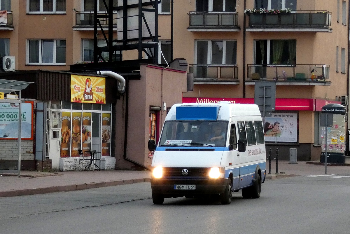 00160
LT-ek edzie w obsĹudze kursu "5138" linii numer 2 w relacji Grodzisk Maz. Dw. PKP (20:07)-SiestrzeĹ (20:30). NadeszĹy wakacje gdzie czÄĹÄ brygad zdegradowano z wozĂłw 12-metrowych na wozy 8-metrowe to i dziwadĹa w postaci wozĂłw podmiejskich ulegĹy pomniejszeniu. 
Słowa kluczowe: DziwadĹo
