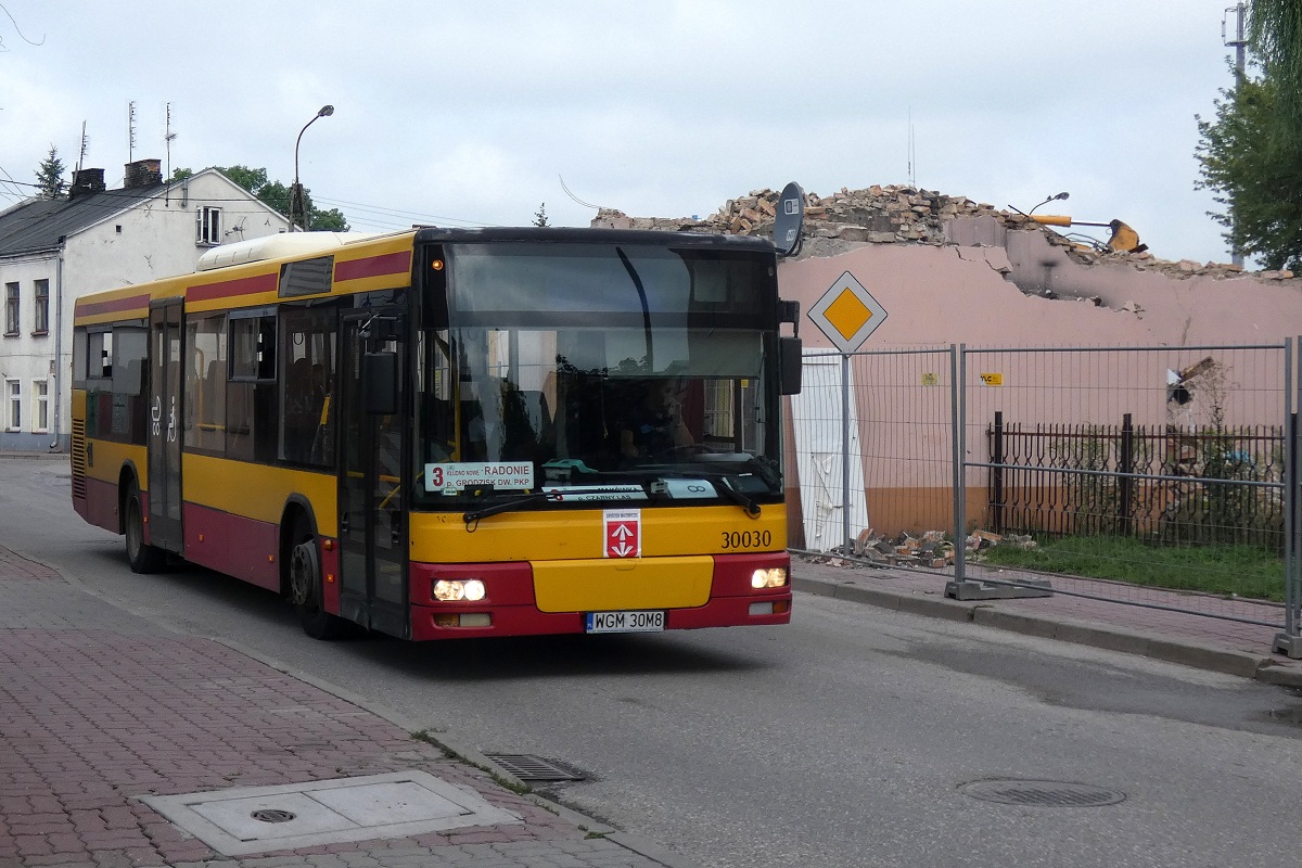 30030
SAM jedzie w obsĹudze kursu "5515" linii numer 3 w relacji KĹudzienko PÄtla (8:55)-SzczÄsne Cmentarz Nowy (9:54). PowyĹźszy SAM jedzie dopiero na tym kursie od dworca PKP gdzie planowo wymieniajÄ siÄ wozy z brygad 3A i 8A (ta pierwsza jest na wozie 12-metrowym, ta druga na wozie 8-metrowym, celem wymiany jest wyjeĹźdĹźenie mniejszej liczby kilometrĂłw wozem 12-metrowym z racji oszczÄdzania paliwa przez PKS). Dzisiaj doszĹo jednak do absurdalnej sytuacji gdzie pasaĹźerowie przesiadali siÄ (przesiadka nie jest uwzglÄdniona w rozkĹadzie) z SAM-a (30011) do SAM-a (30030) z racji puszczenia na brygadzie 8-metrowej (8A), 12-metrowego SAM-a. 
Słowa kluczowe: DziwadĹo