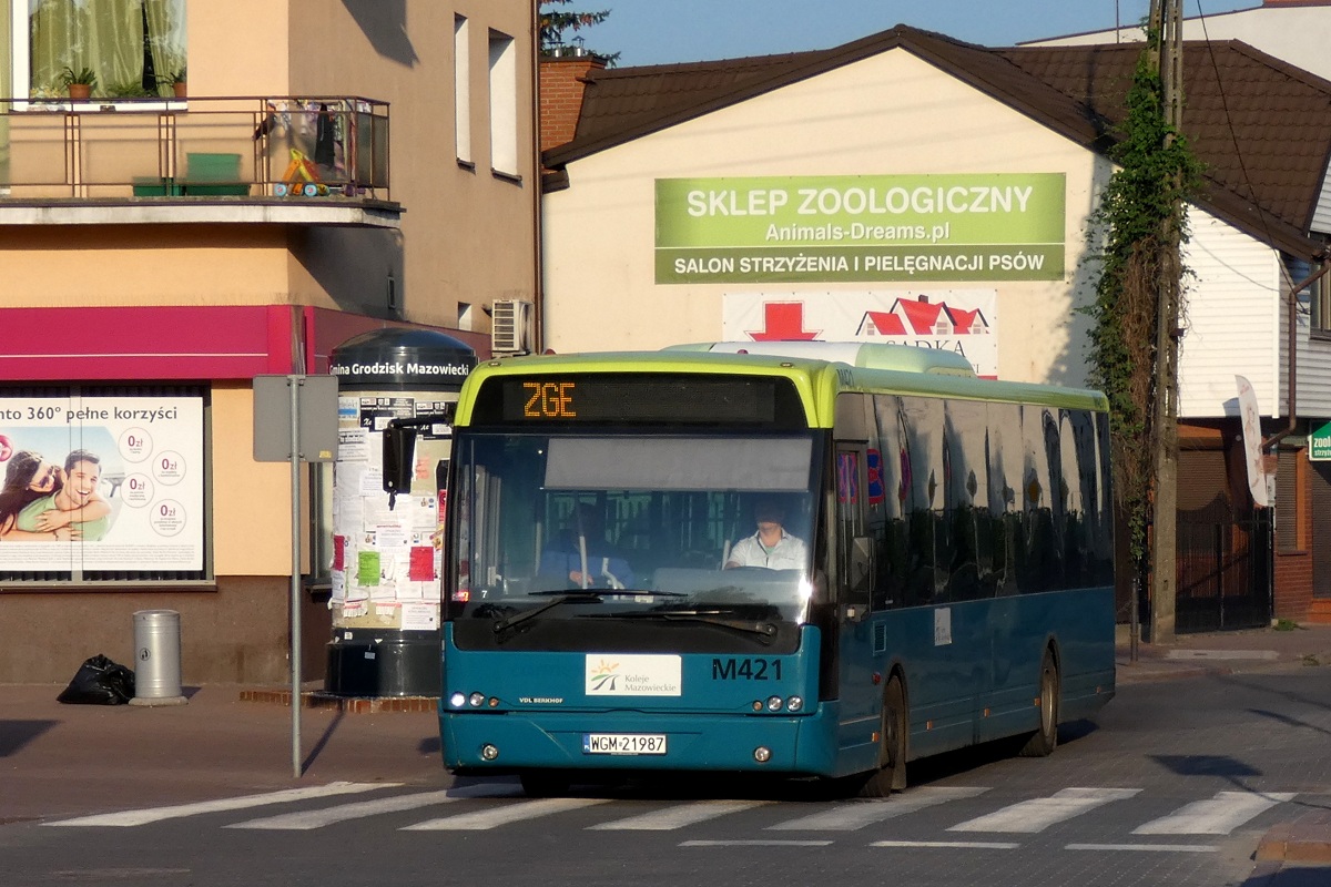 M421
Ambasador jedzie w obsĹudze kursu linii zastÄpczej KM ZGE w relacji Grodzisk Mazowiecki Dw. PKP (6:25)-PruszkĂłw PaĹacyk SokoĹa (6:59). 
