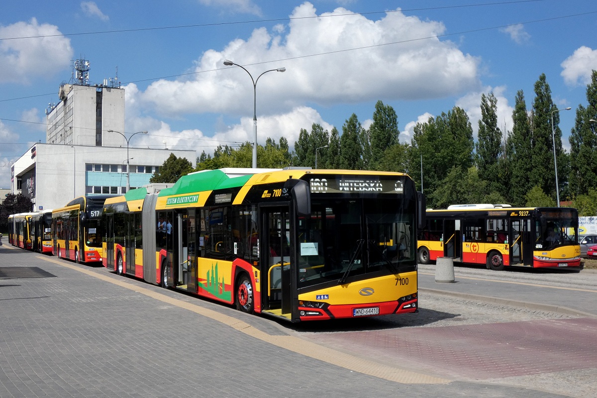7100
Solaris #7100 , MAN #9502, Solaris Alpino #9252 oraz Mercedes Conecto #6200 stojÄ wystawione na wÄĹşle z okazji prezentacji najnowszego taboru w Warszawskim Transporcie Publicznym pod kÄtem uwag w zakresie wyposaĹźenia i aranĹźacji wnÄtrz pojazdĂłw. Obok widoczny jest Solaris Urbino 18 #5237 po zakoĹczonej obsĹudze kursu linii numer 716 w relacji PiastĂłw OgiĹskiego (9:53)-Warszawa Cm. Wolski (10:21). NastÄpnie pojedzie w obsĹudze kursu linii numer 716 w relacji Warszawa Cm. Wolski (10:40)-PiastĂłw OgiĹskiego (11:10).
