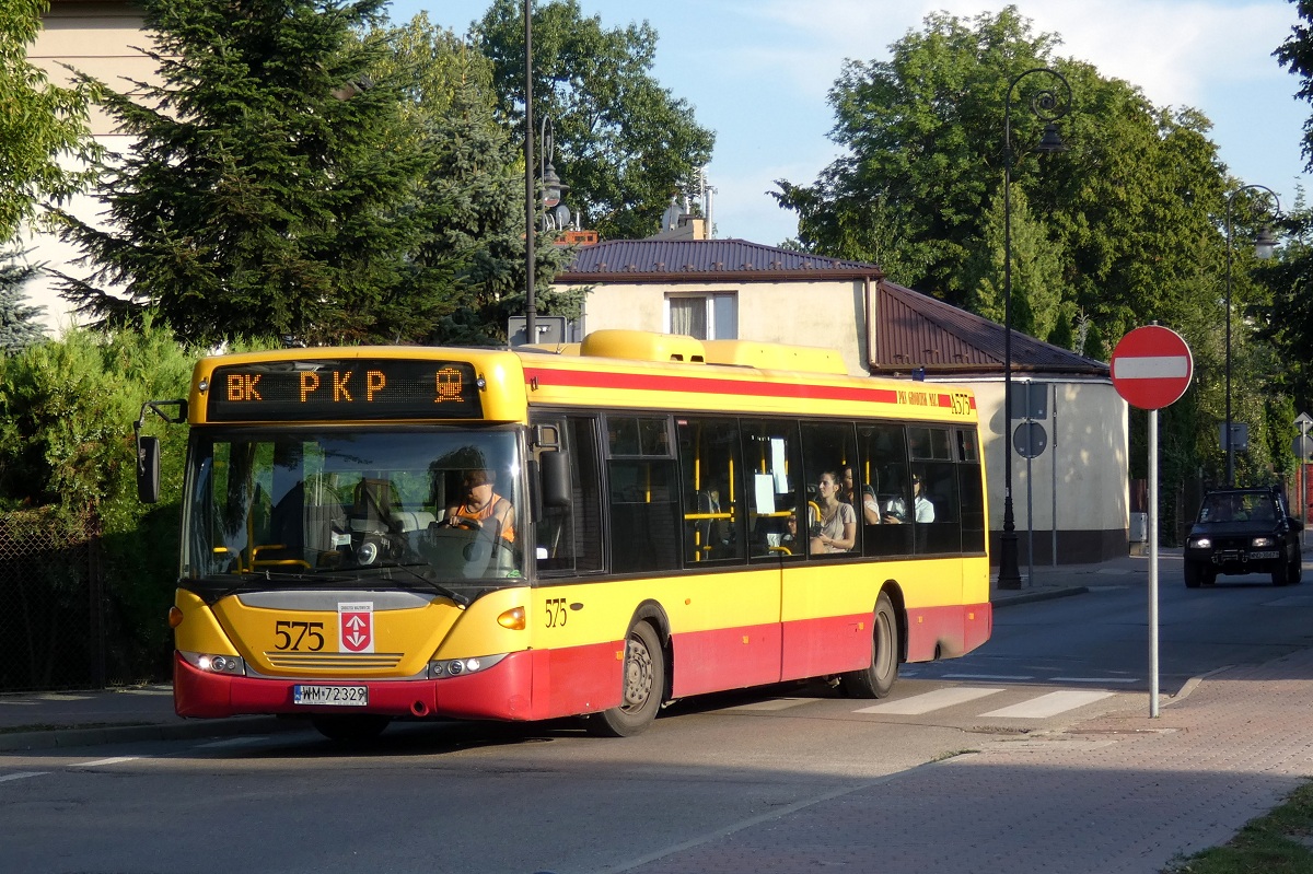 80275
Scania (ex. A575) skrÄca w ul. 3 Maja jadÄc w obsĹudze kursu "5466" linii przyspieszonej BK w relacji Grodzisk Maz. Dw. PKP (18:10)-Grodzisk Maz. Dw. PKP (18:28) p. Grodzisk Maz. Os. Teligi (18:19). 
