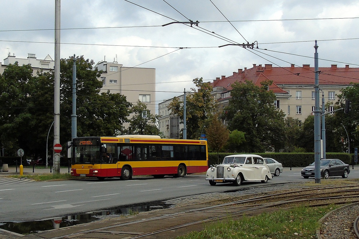 60028
SAM jedzie w obsĹudze kursu linii KUPIECBUS w relacji Plac Narutowicza (16:30)-Kupiecka (17:22). Obok widoczny zabytkowy Austin Princess wiozÄcy MĹodÄ ParÄ do pobliskiego koĹcioĹa pod wezwaniem Ĺw. Jakuba ApostoĹa. 
