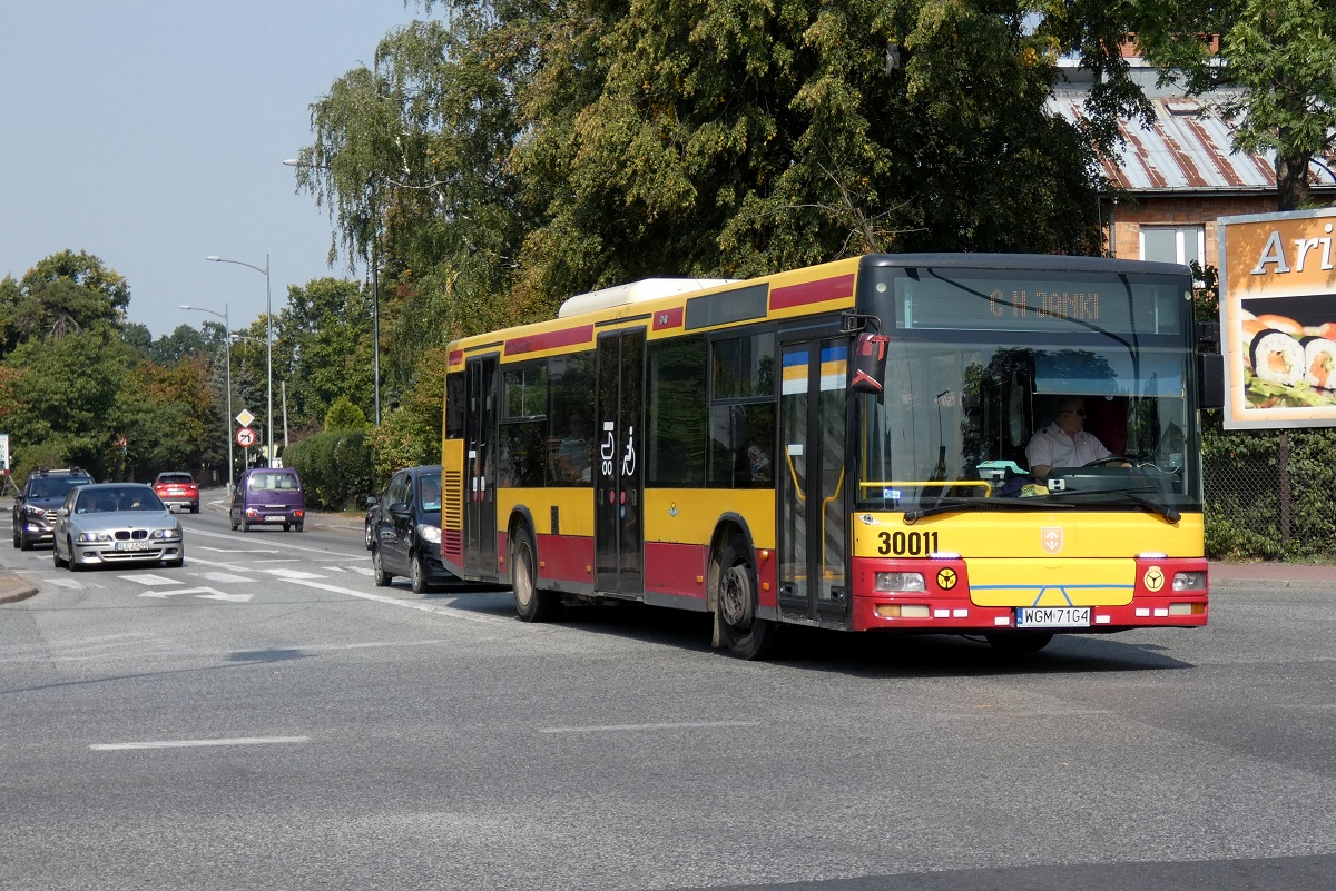 30011
SAM skrÄca w ul. KrĂłlewskÄ jadÄc w obsĹudze kursu "4917" linii podmiejskiej w relacji Grodzisk Maz. KiliĹskiego/Sienkiewicza (11:10)-Janki Auchan (11:59).  
