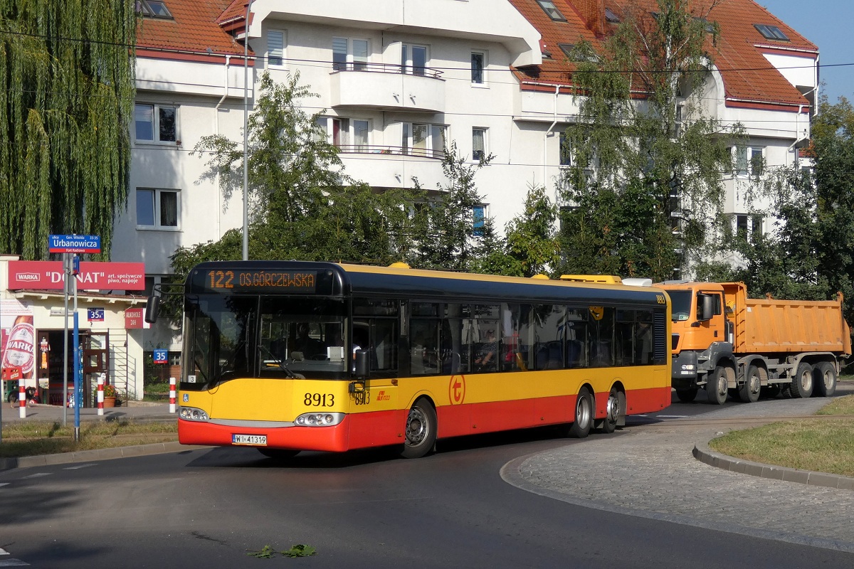 8913
Solaris jedzie w obsĹudze kursu linii numer 122 w relacji GwiaĹşdzista (8:18)-Os. GĂłrczewska (9:08). 
Słowa kluczowe: DziwadĹo SU15
