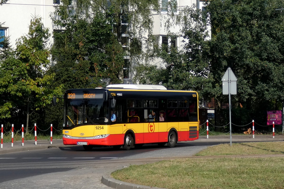 9254
Solaris jedzie w obsĹudze kursu linii numer 320 w relacji Fort Radiowo (9:10)-Groty (9:24).  
