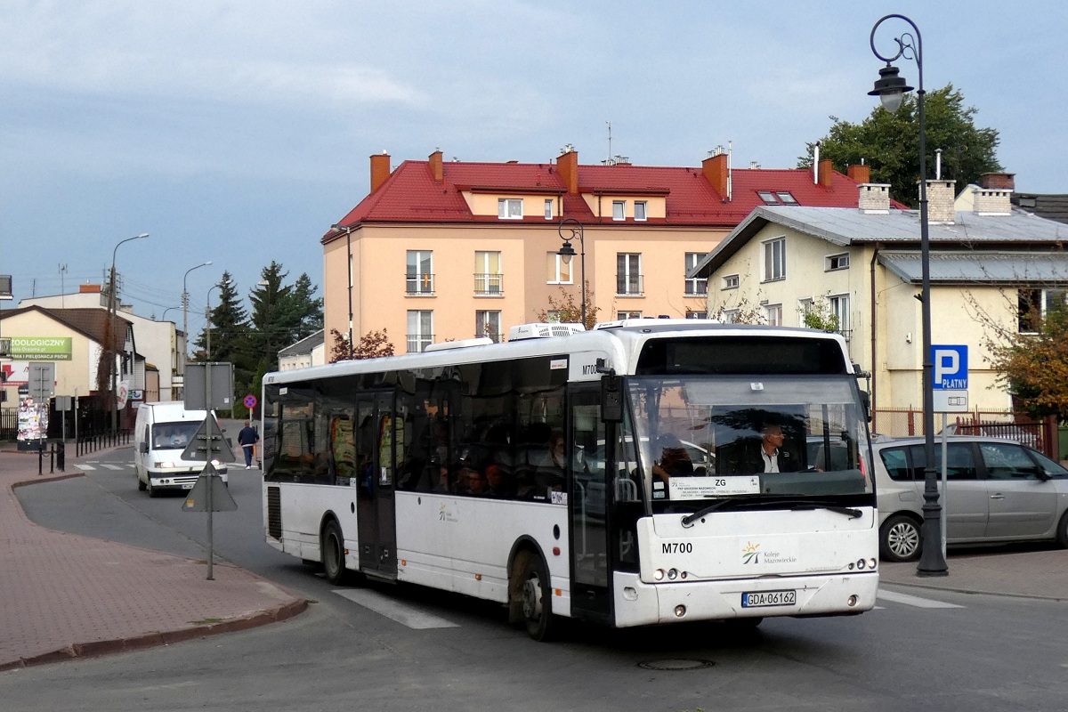 M700
Ambasador jedzie w obsłudze kursu linii zastępczej KM ZG w relacji Grodzisk Mazowiecki Dw. PKP (8:10)-Warszawa Dw. Zachodni (9:28). Obecnie w związku z wyższą awaryjnością planowych Ambasadorów są one zastępowane jak wyżej przez Ambasadory z kontraktu Kolei Mazowieckich na ZKA na linii dęblińskiej bądź Autosany SanCity z warszawskiego kontraktu ZTM. 
