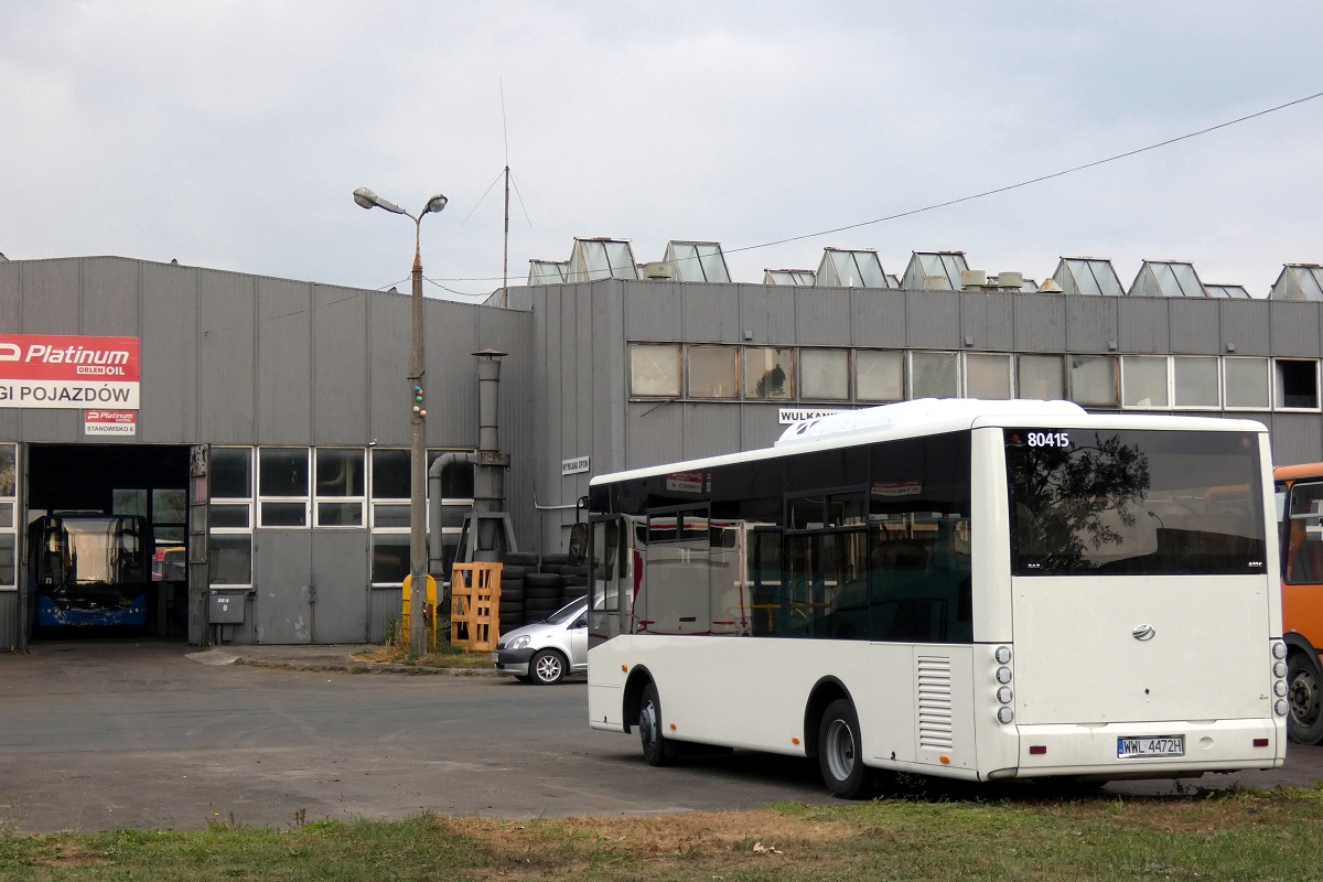 80415
Niebieski ZAZ #30231 (70022) stoi w hali podczas naprawy powypadkowej. Na zewnÄtrz ĹwieĹźo zakupiony biaĹy ZAZ. 
