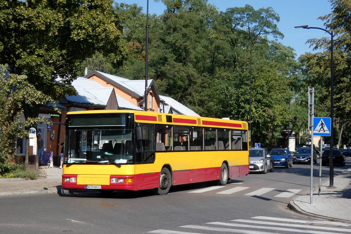 00165
MAN jedzie w obsĹudze kursu "5199" linii numer 6 w relacji KsiÄĹźenice Rondo (13:55)-Grodzisk Maz. Dw. PKP (14:09). W Grodzisku w dalszym ciÄgu nie ma wymaganej liczby autobusĂłw miejskich o dĹugoĹci 12-metrĂłw w zwiÄzku z czym ĹciÄgniÄto z Ĺťyrardowa tego oto MAN-a ktĂłry poza rocznikiem (1996) speĹnia wszystkie wymagania obecnego kontraktu w KM Grodzisk. 
Słowa kluczowe: DziwadĹo