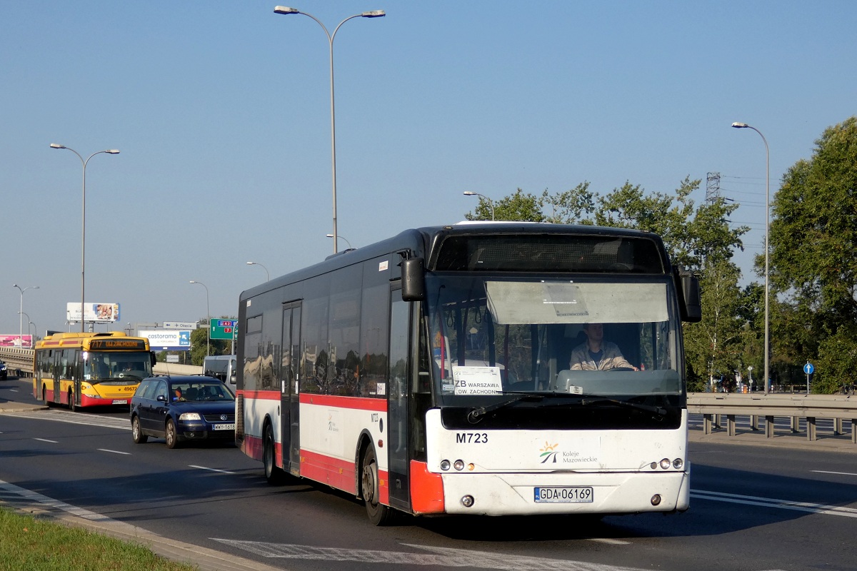 M723
Ambasador jedzie w obsłudze kursu linii zastępczej KM ZB w relacji Brwinów Armii Krajowej (8:06)-Warszawa Dw. Zachodni (8:52). Za nim jedzie Scania #49672 (80282) w obsłudze kursu linii 717 w relacji Piastów Ogińskiego (8:25)-Warszawa Dw. Zachodni (8:54). 
W ostatnich dniach linii zastępczych Kolei Mazowieckich za pociągi na linii grodziskiej, EEC by móc zrealizować wszystkie zadania ściągnęło kilka Ambasadorów z linii zastępczych za pociągi na linii dęblińskiej które swoim malowaniem przypominają swój jeszcze poprzedni rodowód, a mianowicie obsługę linii zastępczych za pociągi Kolei Wielkopolskich na odcinku Kutno-Konin. 
Słowa kluczowe: Dziwadło