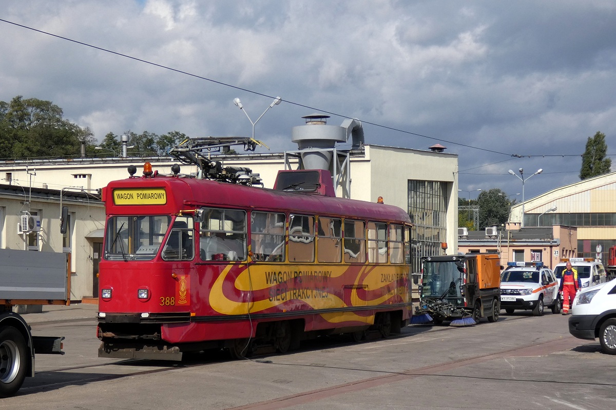 388
Techniczna ParĂłwka stoi wystawiona dla zwiedzajÄcych na terenie zajezdni technicznej T-1 z okazji Dni Transportu Publicznego 2018. 
Słowa kluczowe: DTP2018 Konstal13N