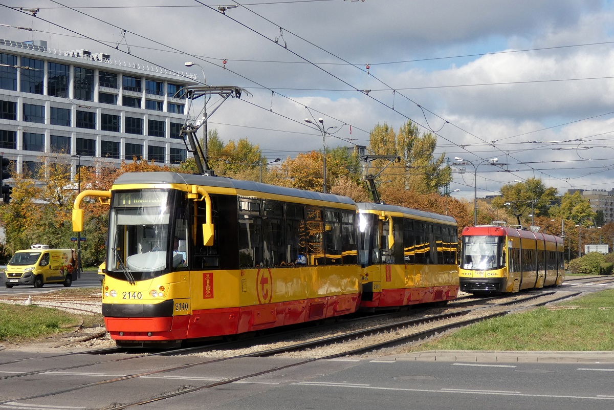 2140+2141
Hipolity jadÄ w obsĹudze kursu linii numer 11 w relacji Metro MĹociny (10:20)-Plac Narutowicza (11:15). Za nimi jedzie Swing #3200 w obsĹudze kursu linii numer 1 w relacji Annopol (10:37)-Banacha (11:21). 

