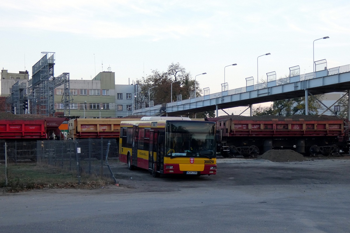 30029
SAM zakoĹczyĹ obsĹugÄ kursu "296" linii podmiejskiej w relacji Kampinos (16:10)-Grodzisk Mazowiecki Traugutta KĹadka (16:55). NastÄpnie pojedzie w obsĹudze kursu "295" linii podmiejskiej w relacji Grodzisk Mazowiecki Traugutta KĹadka (18:15)-Roztoka (18:59). WĂłz planowo obsĹuguje szkoĹÄ w Kampinosie, tego dnia jednak wykonaĹ dodatkowo kĂłĹko na linii podmiejskiej PKS Grodzisk. 
Słowa kluczowe: DziwadĹo