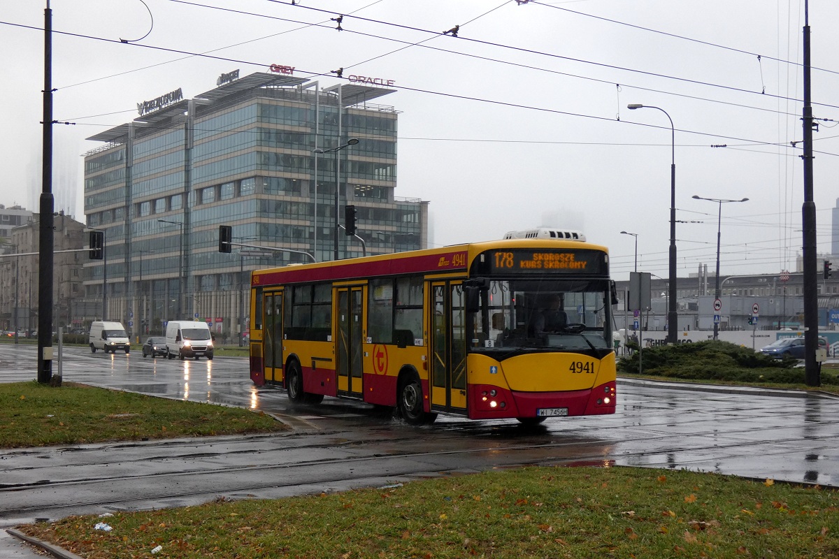 4941
Jelcz jedzie w obsĹudze kursu linii numer 178 w relacji Rondo DaszyĹskiego (11:15)-Skorosze (11:45). 
Słowa kluczowe: M121I