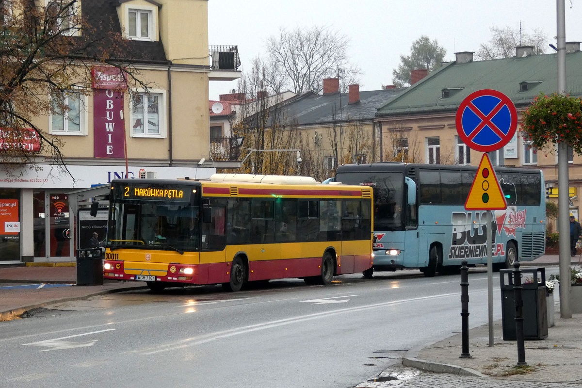 30011
SAM stoi na przystanku "Grodzisk KoĹciĂłĹ 01" w obsĹudze kursu "5167" linii numer 2 w relacji Grodzisk Maz. Dw. PKP (14:47)-MakĂłwka (15:05). WĂłz wrĂłciĹ do ruchu po miesiÄcznej przerwie tym samym przerywajÄc dominacjÄ Scanii i zastÄpczego MAN-a #00165 wĹrĂłd taboru 12-metrowego w sieci KM Grodzisk. Za SAM-em stoi Irisbus Iliade RTX #DW 8J704 w obsĹudze linii pracowniczej w relacji ChrzanĂłw DuĹźy-ĹťyrardĂłw. 
