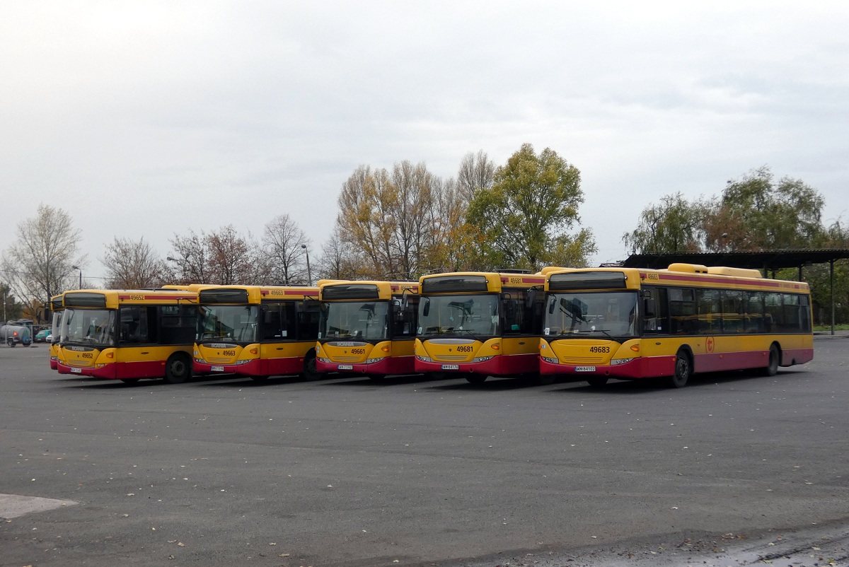 49664
Scanie (49664 (80267), 49652 (70213), 49663 (80265), 49661 (80263), 49681 (80304) i 49683 (80297)) stojÄ na terenie bazy Polonusa przy dworcu Zachodnim, oczekujÄc na popoĹudniowy szczyt gdzie obsĹuĹźÄ dodatki na liniach ZP i 717. 
