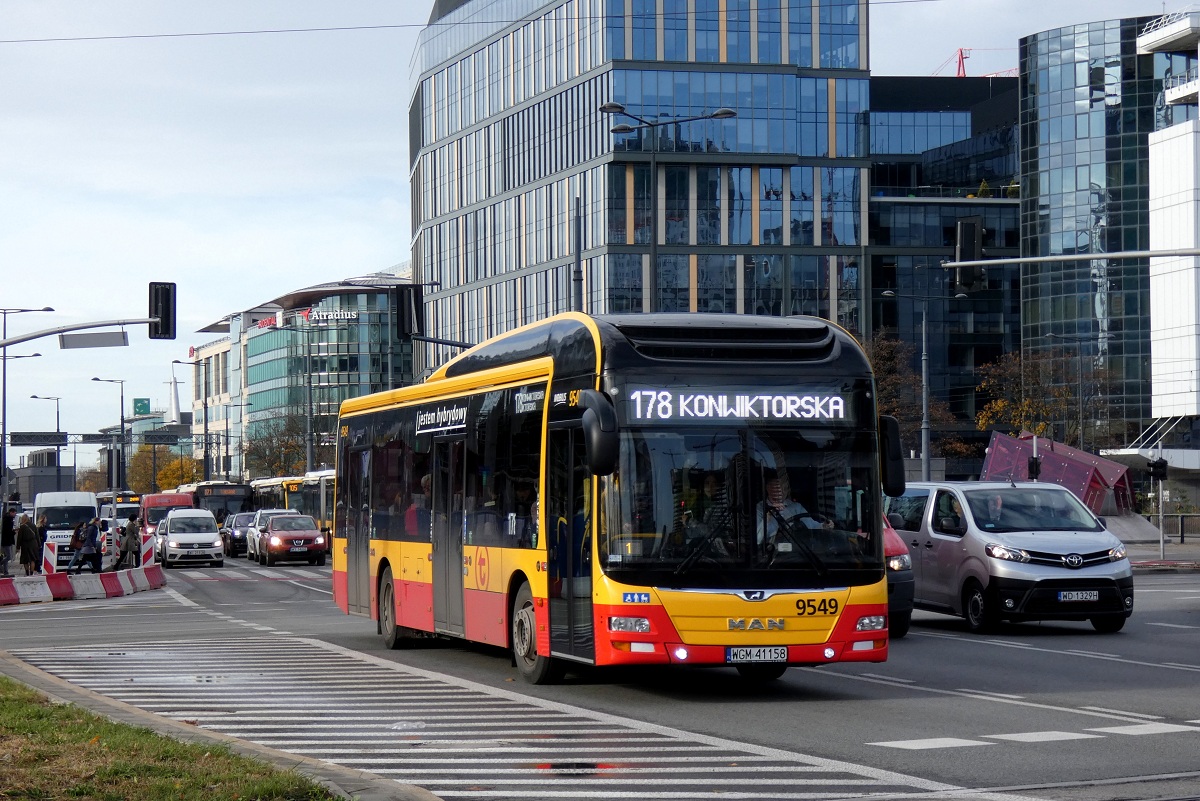 9549
MAN jedzie w obsĹudze opĂłĹşnionego o ok. 30 minut kursu linii numer 178 w relacji PKP Ursus (8:45)-Konwiktorska (9:49). 
Słowa kluczowe: DziwadĹo