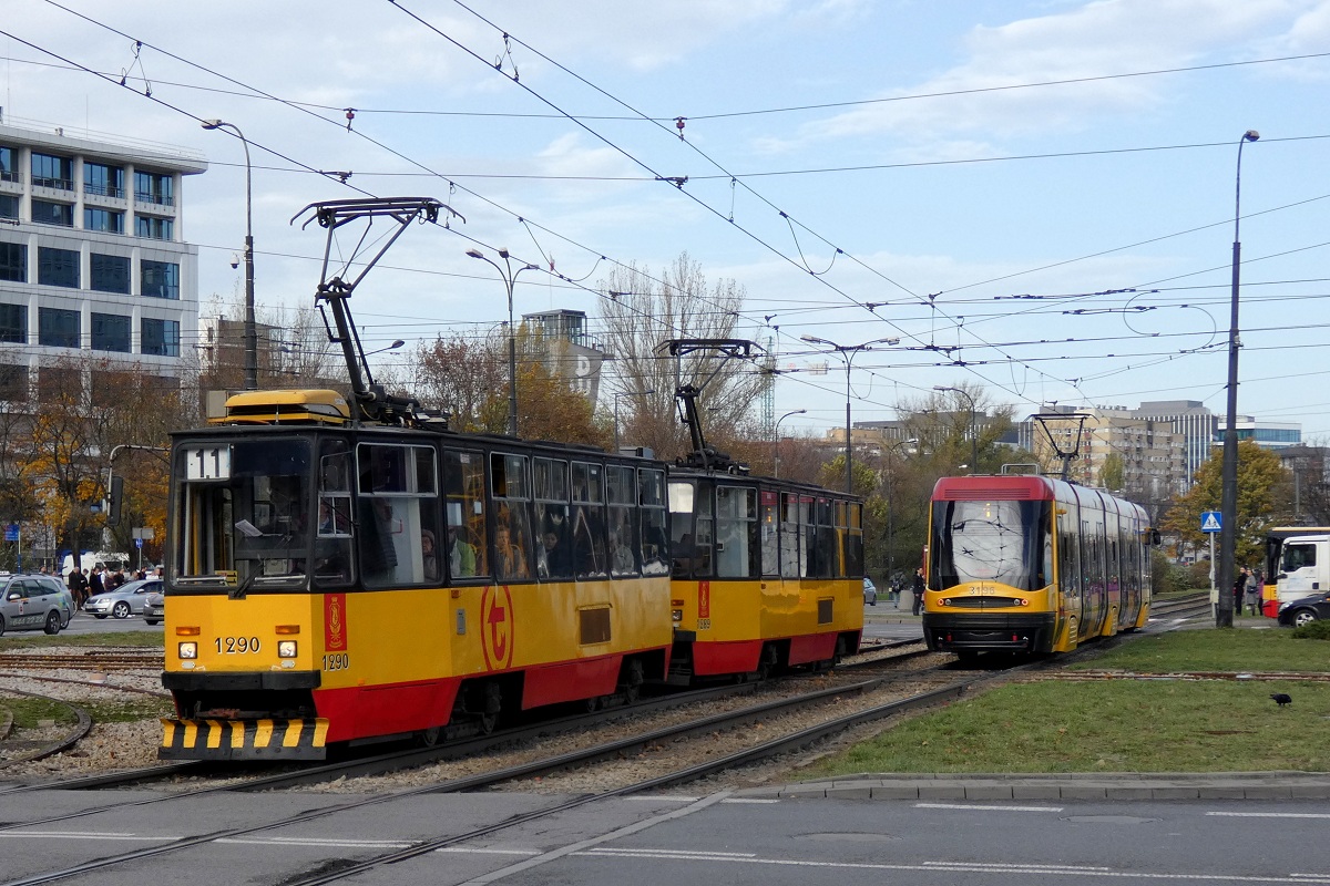 1290+1289
StopiÄtki jadÄ w obsĹudze kursu linii numer 11 w relacji Metro MĹociny (9:08)-Plac Narutowicza (10:03) i mijajÄ siÄ ze Swingiem #3196 jadÄcym w obsĹudze kursu linii numer 1 w relacji Banacha (9:42)-Annopol (10:30). 
