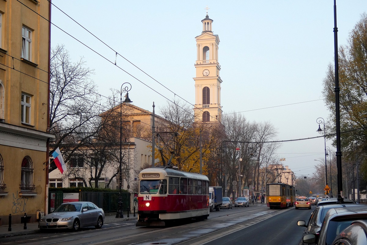795
ParĂłwka jedzie w obsĹudze kursu linii specjalnej N w relacji KawÄczyĹska Bazylika (15:28)-Metro Wilanowska (16:16). Linia zostaĹa uruchomiona z okazji 100-lecia odzyskania NiepodlegĹoĹci przez PolskÄ. W tle widoczne sÄ StopiÄtki #2055+2054 jadÄce w obsĹudze kursu linii numer 13 w relacji Cm. Wolski (14:53)-KawÄczyĹska Bazylika (15:28). 
Słowa kluczowe: Konstal13N Architektura