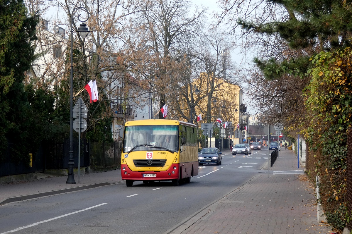 70106
Solina jedzie w obsĹudze kursu â5163â linii numer 2 w relacji Grodzisk Maz. Dw. PKP (13:04)-MakĂłwka (13:22). Jako ciekawostkÄ dodam, Ĺźe w tym przypadku, systemem informacji pasaĹźerskiej jest jedynie maĹowidoczna brygadĂłwka (w Grodzisku do tej pory nie byĹy jednak wykorzystywane w komunikacji miejskiej) ktĂłra ma za zadanie ukazywaÄ numer linii (brygadÄ teĹź moĹźe choÄ tutaj to raczej przypadek Ĺźe numer linii pokrywa siÄ z numerem brygady). 
