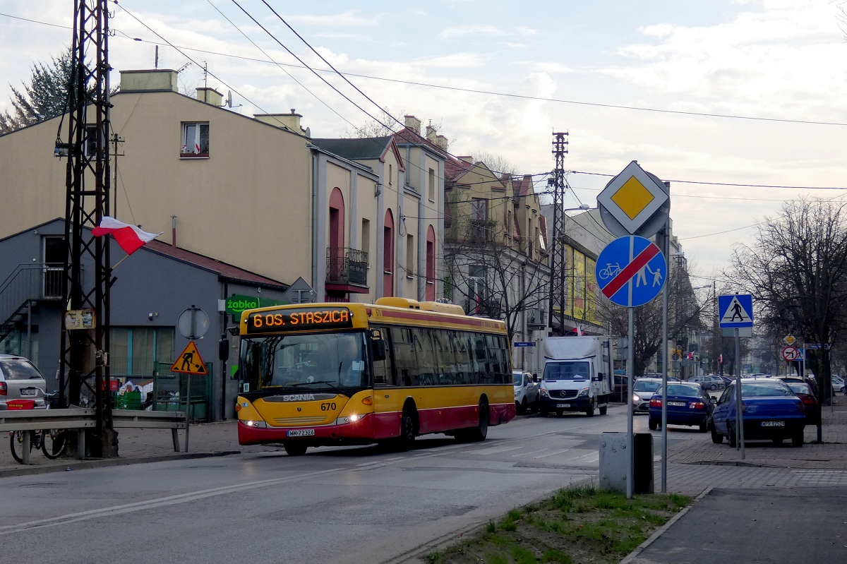 80274
Scania (ex. 49670, ex. A574) jedzie w obsĹudze opĂłĹşnionego o ok. 10 minut kursu linii numer 6 w relacji OĹźarĂłw Mazowiecki PKP (10:10)-PruszkĂłw Os. Staszica (10:35). 
Słowa kluczowe: DziwadĹo