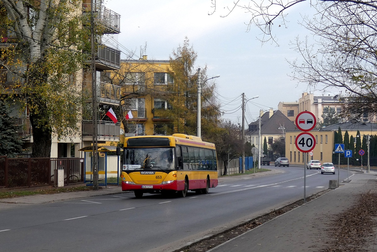 70226
Scania (ex. 49653, ex. A526) jedzie w obsĹudze opĂłĹşnionego o ok. 10 minut kursu linii numer 6BIS w relacji OĹźarĂłw Mazowiecki PKP (10:40)-PruszkĂłw InĹźynierska (11:00). 
Słowa kluczowe: DziwadĹo