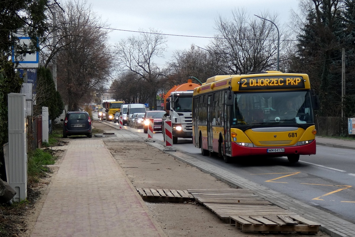 80304
Scania (ex. 49681, ex. A604) zjeĹźdĹźa na grodziskÄ bazÄ PKS po wczeĹniejszej awarii. Jej brygadÄ kontynuowaĹa Scania o numerze 80287. Na pierwszym planie widaÄ "profesjonalne" dojĹcie z chodnika do tymczasowego miejsca w ktĂłrym zlokalizowany jest przystanek "Grodzisk Ĺťyrardowska 02". 
