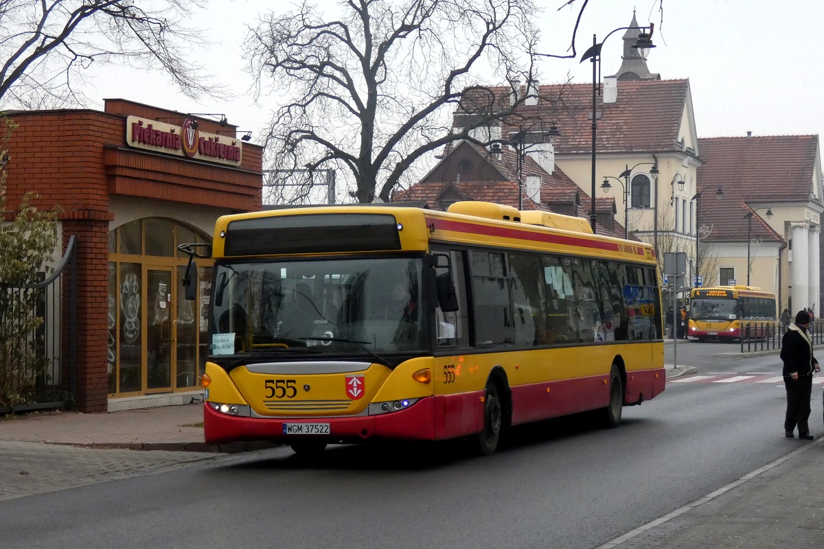 80255
Scania (ex. A555) wyruszyĹa z dworca PKP w obsĹudze kursu ZKA w relacji PKP Grodzisk Mazowiecki-PKP PruszkĂłw. Linia zostaĹa uruchomiona w zwiÄzku z wstrzymaniem ruchu kolejowego pomiÄdzy Grodziskiem a Pruszkowem. W tle widoczna jest Scania CN270UB 4x2 EB #80273 (ex. A573) w obsĹudze kursu â5074â linii numer 4 w relacji Radonie PÄtla (12:47)-Izdebno PÄtla (13:31). 
