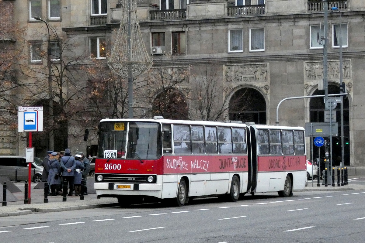 2600
Ikarus zakoĹczyĹ obsĹugÄ jednego z kursĂłw linii specjalnej 13XII i oczekuje na rozpoczÄcie kolejnego jej kursu. Trasa linii prowadziĹa ulicami: pl. Konstytucji-MarszaĹkowska-Nowowiejska-al. NiepodlegĹoĹci-Rakowiecka-PuĹawska-MarszaĹkowska-Mokotowska-Krucza-Aleje Jerozolimskie-Nowy Ĺwiat-Krakowskie PrzedmieĹcie-Miodowa-Bonifraterska-Muranowska-Andersa-Mickiewicza-SĹowackiego-Marymoncka-Mickiewicza-Andersa-MarszaĹkowska-KrĂłlewska-pl. Grzybowski-Emilii Plater-Aleje Jerozolimskie-MarszaĹkowska-pl. Konstytucji. Linia zostaĹa uruchomiona z okazji 37 rocznicy wprowadzenia stanu wojennego. 
Słowa kluczowe: IK280