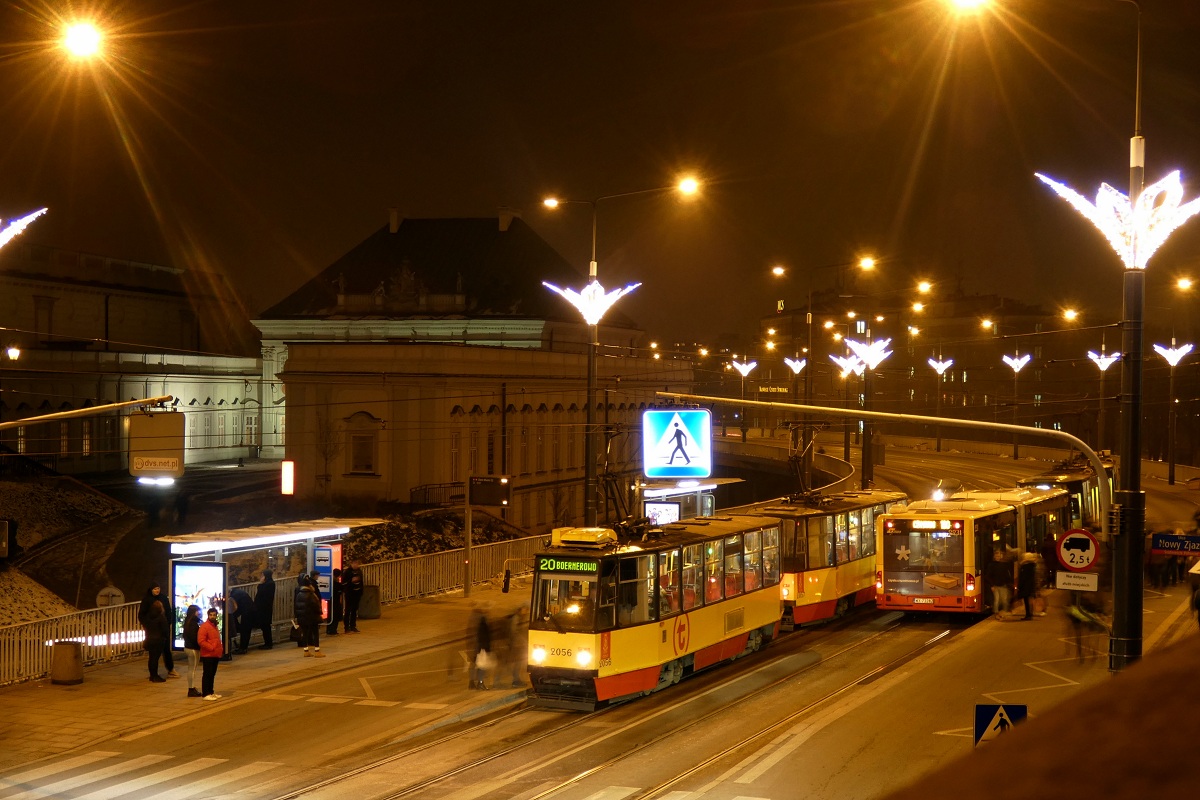 2056+2057
StopiÄtki stojÄ na przystanku âStare Miasto 02â w obsĹudze kursu linii numer 20 w relacji ĹťeraĹ FSO (16:30)-Boernerowo (17:23). Obok stoi Mercedes #2231 w obsĹudze kursu linii numer 190 w relacji Os. GĂłrczewska (15:56)-CH Marki (17:06). 
Słowa kluczowe: Iluminacja