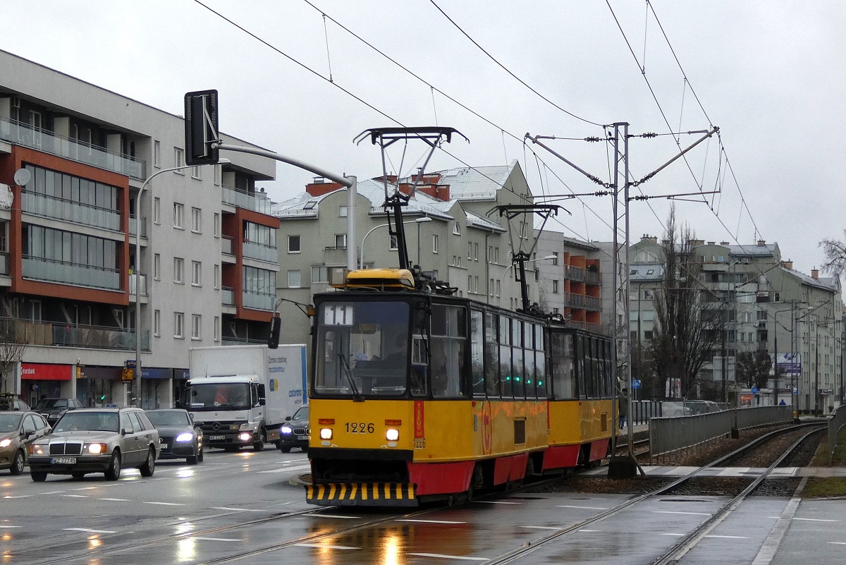 1226+1225
StopiÄtki jadÄ w obsĹudze kursu linii numer 11 w relacji Metro MĹociny (8:44)-Plac Narutowicza (9:39). Pozdrowienia dla Motorniczego! 
