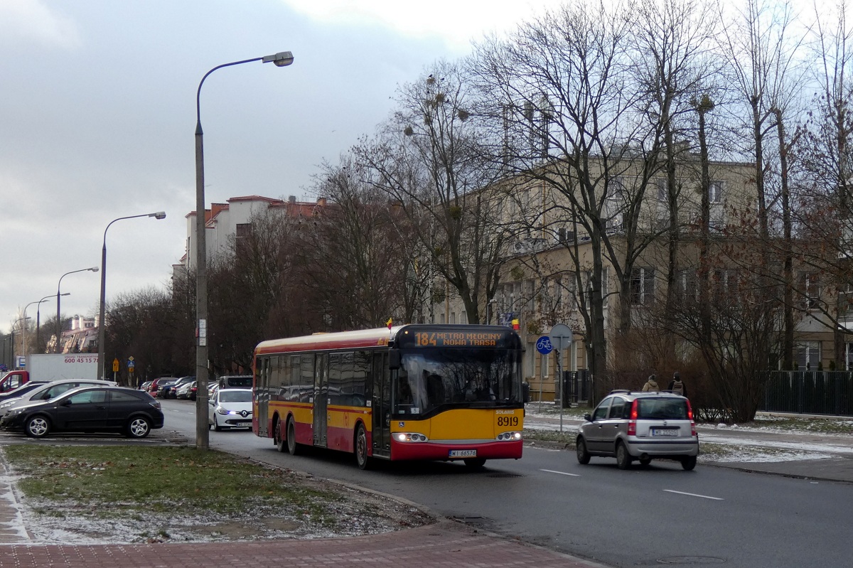 8919
Solaris jedzie w obsĹudze kursu linii numer 184 w relacji SzczÄĹliwice (10:45)-Metro MĹociny (11:27). 
Jako ciekawostkÄ dodam, Ĺźe w ostatnim czasie powyĹźszy wĂłz nieomal zawsze wyjeĹźdĹźaĹ na dodatki, dzisiaj w koĹcu nastÄpiĹa zmiana i wyjechaĹ na caĹkÄ. 
Słowa kluczowe: SU15