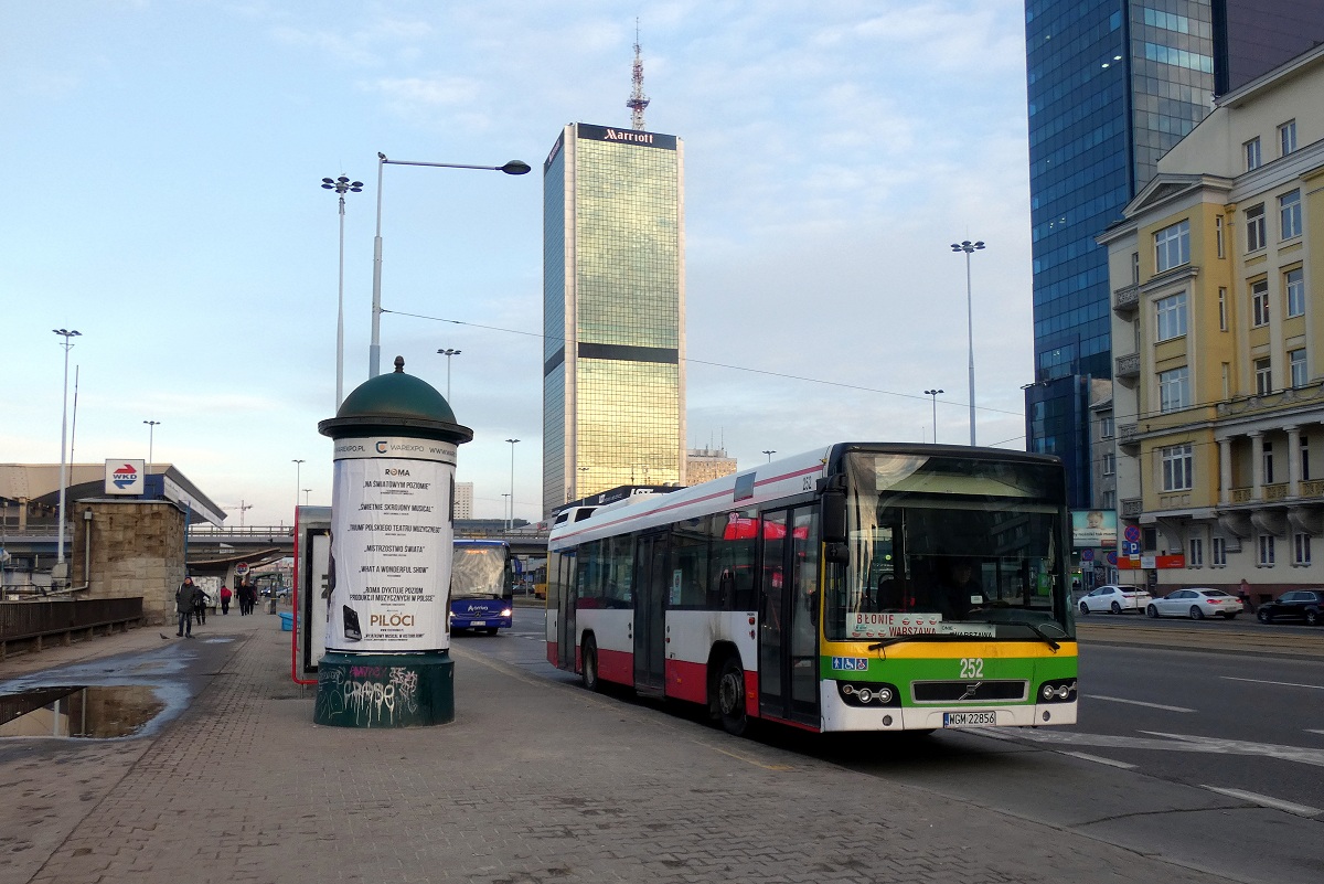 70024
Volvo (ex. 252) stoi na przystanku âDw. Centralny 06â po zakoĹczeniu obsĹugi opĂłĹşnionego o ponad 10 minut kursu linii podmiejskiej w relacji BĹonie PKP (14:00)-Warszawa Dw. Centralny (15:02). NastÄpnie pojedzie w obsĹudze kursu linii podmiejskiej w relacji Warszawa Dw. Centralny (15:20)-BĹonie PKP (16:24). 
PrzĂłd i tyĹ pojazdu sÄ pomalowane w barwy MZK Zielona GĂłra. Jest to pozostaĹoĹÄ po delegacji pojazdu w tamtejszej firmie, za Scanie CN270UB ktĂłre na poczÄtku 2017 r. wypoĹźyczono dla MZK Zielona GĂłra i nastÄpnie w wakacje tego samego roku zabrano z powrotem na Mazowsze by zrealizowaÄ nimi kontrakt ZTM Warszawa na linie zastÄpcze za kolej do Pruszkowa i Piastowa. 
