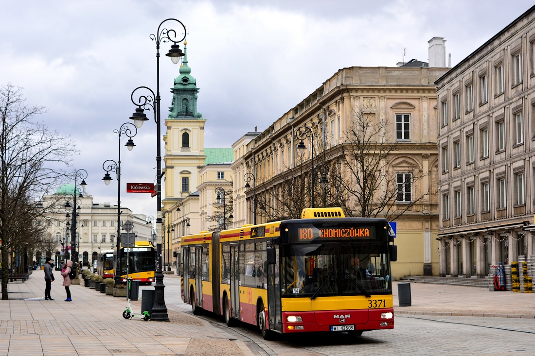 3371
DziĹ na linii 180 spotkaÄ moĹźna cztery MANy NG313 - 3367 , 3370, 3371 oraz 3913.
